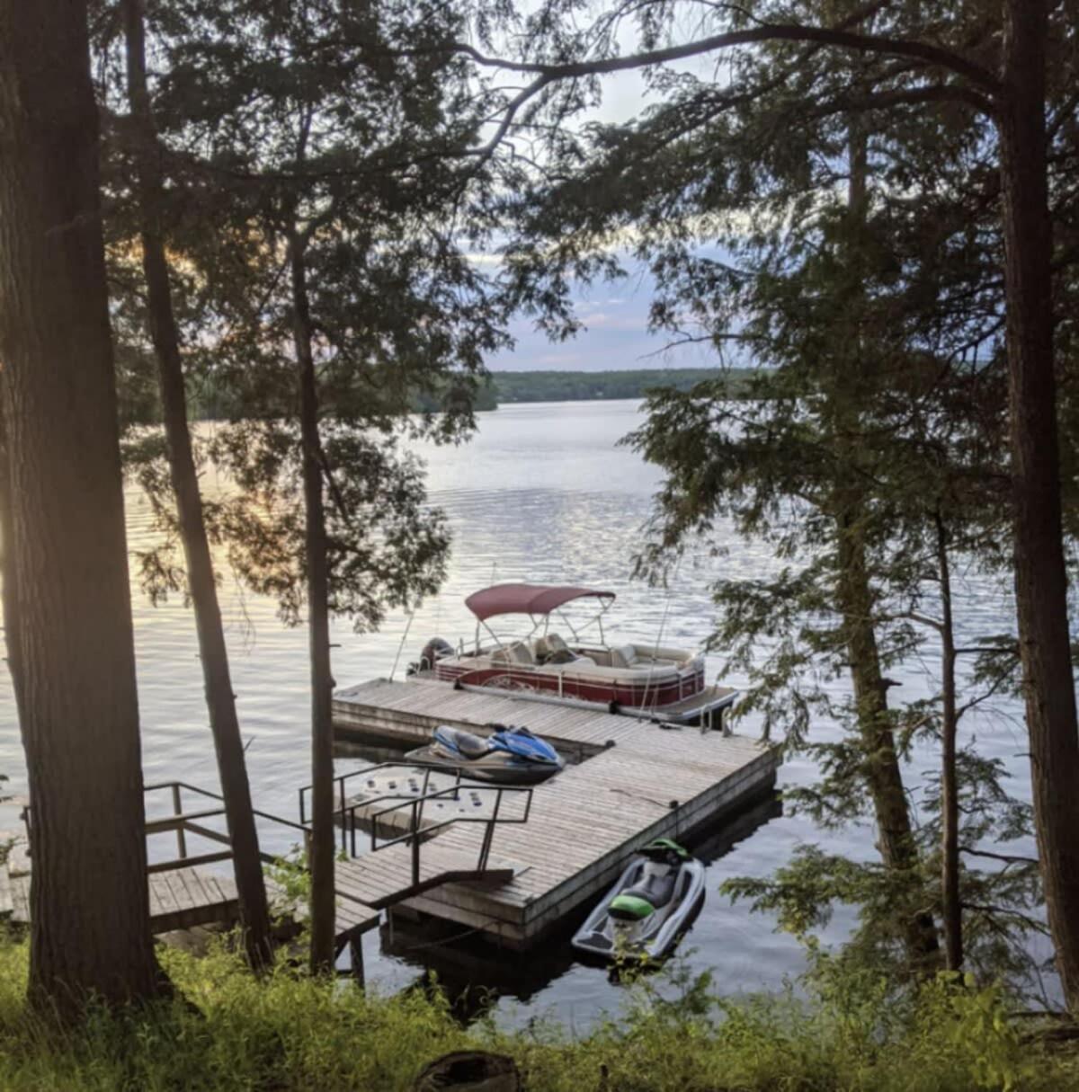 Waterfront open concept dream cottage with hot tub