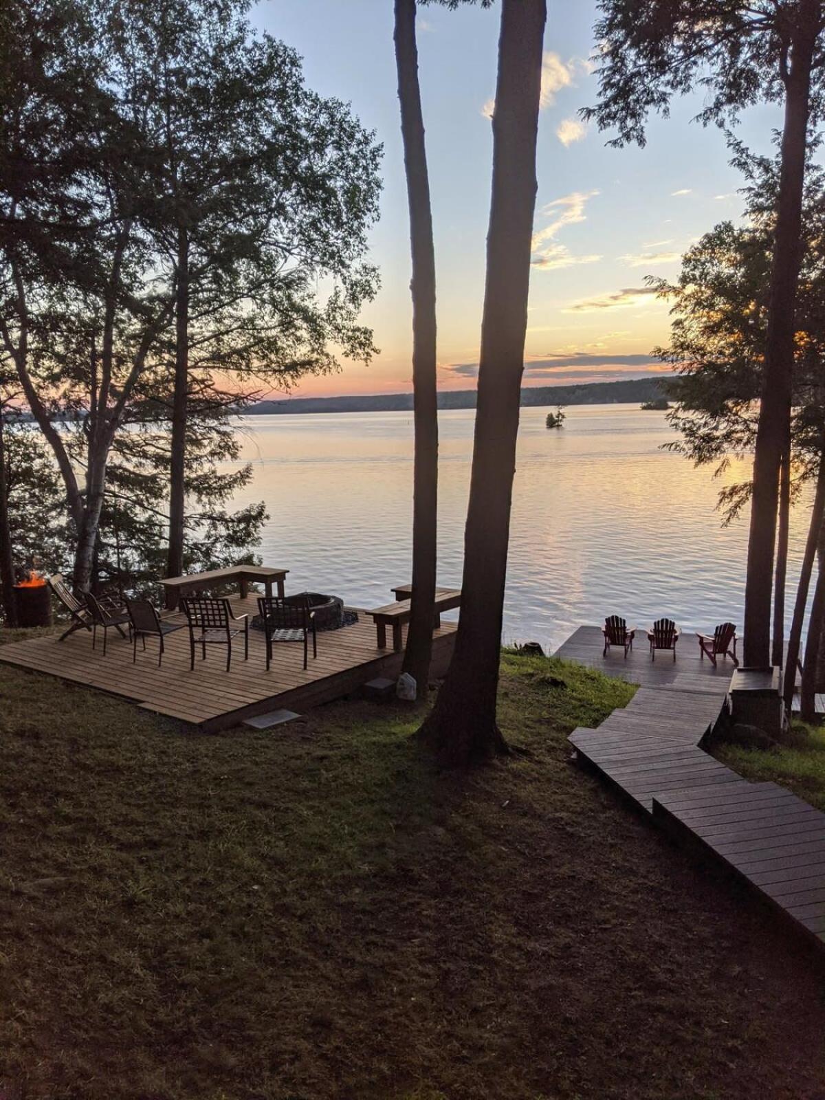 Waterfront open concept dream cottage with hot tub