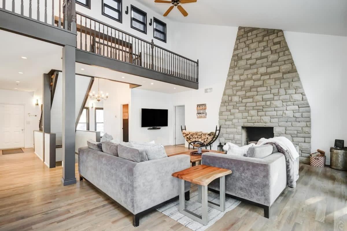 Waterfront open concept dream cottage with hot tub