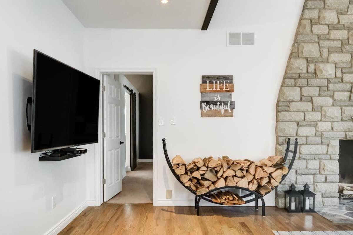 Waterfront open concept dream cottage with hot tub