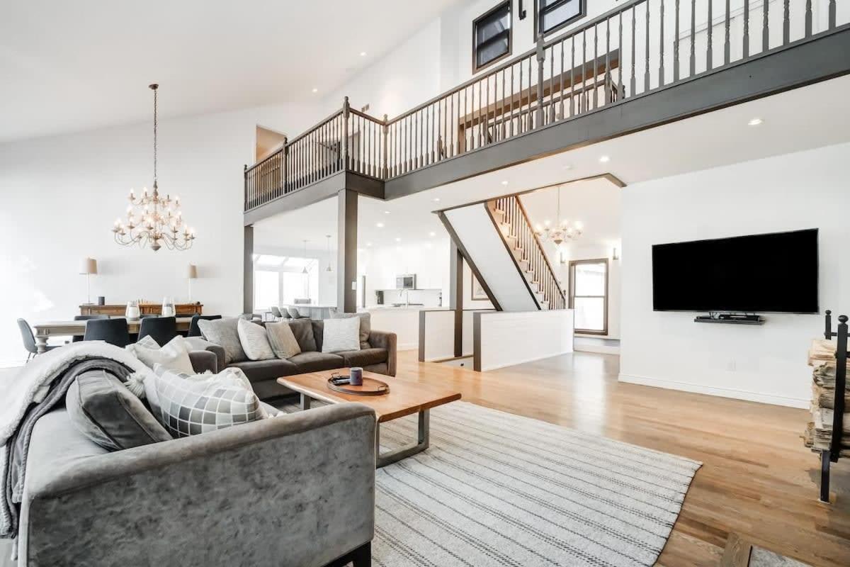 Waterfront open concept dream cottage with hot tub