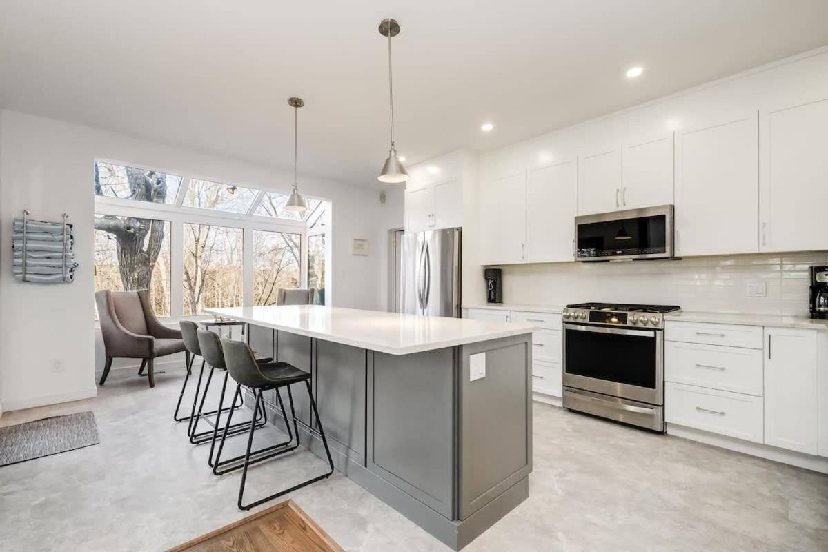 Waterfront open concept dream cottage with hot tub