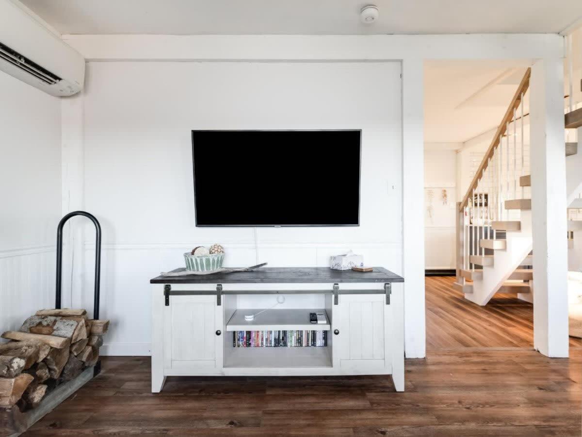Cozy family waterfront retreat recently renovated