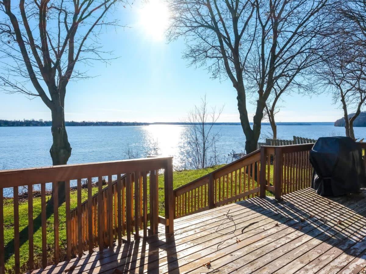 Cozy family waterfront retreat recently renovated