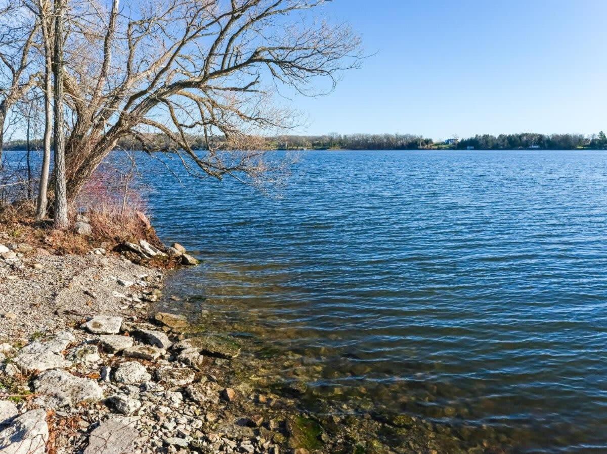 Cozy family waterfront retreat recently renovated