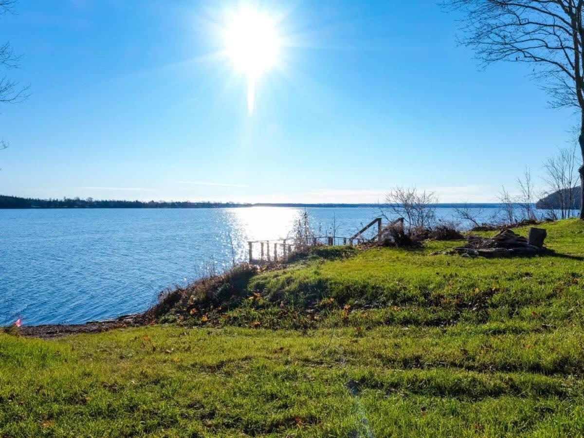 Cozy family waterfront retreat recently renovated