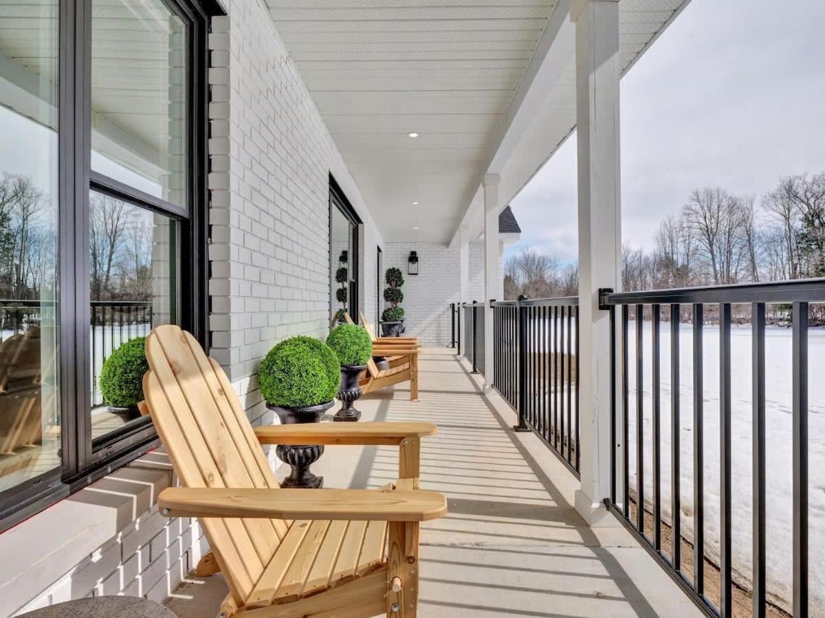 Gorgeous private retreat with hot tub