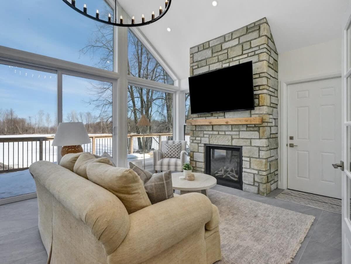 Gorgeous private retreat with hot tub
