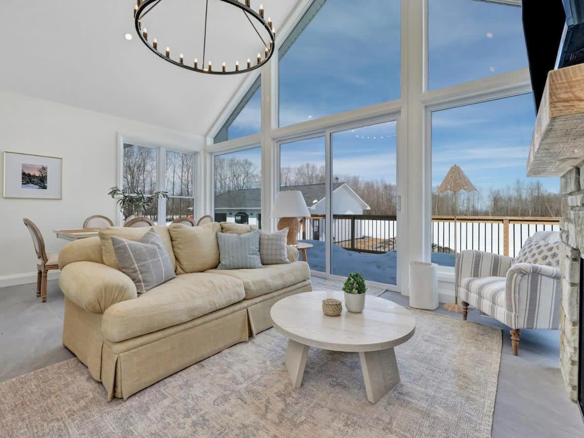 Gorgeous private retreat with hot tub