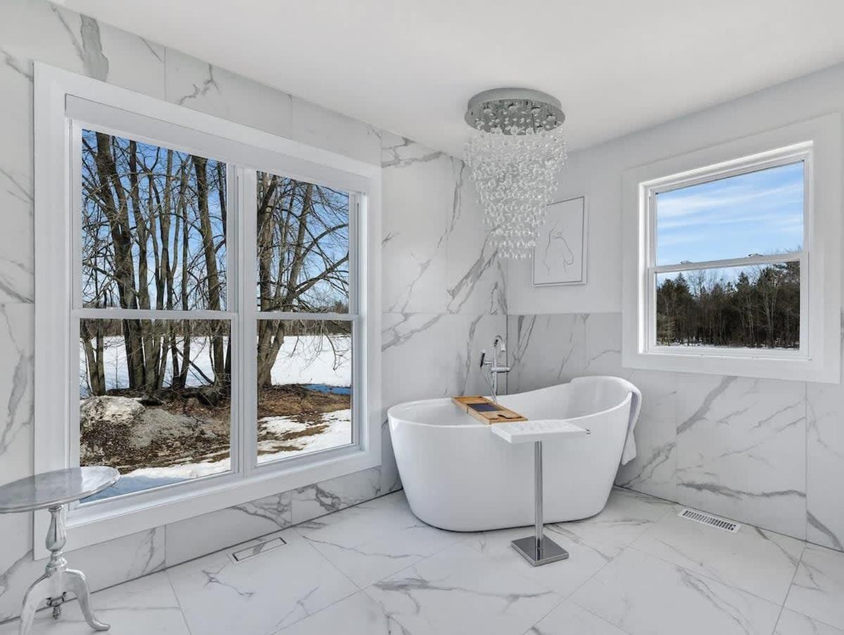 Gorgeous private retreat with hot tub