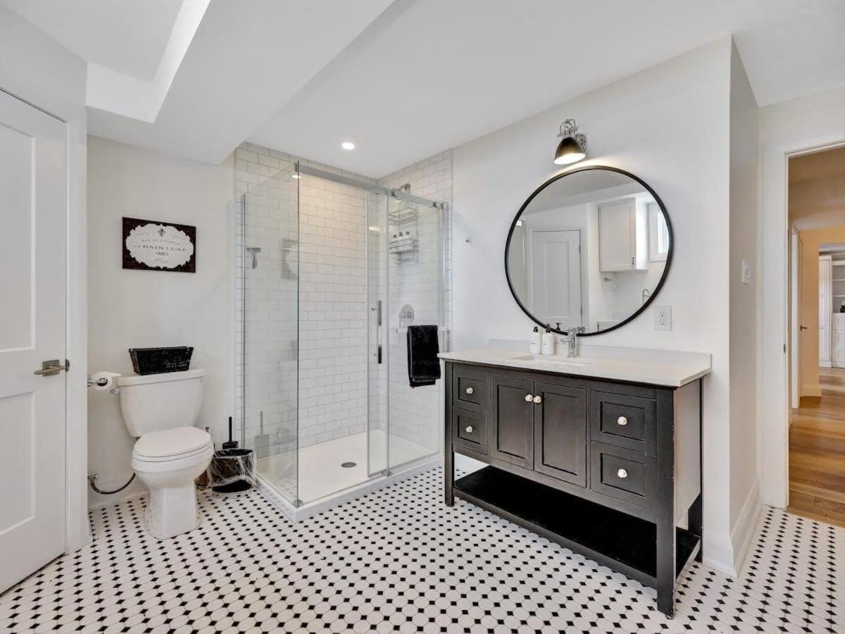 Gorgeous private retreat with hot tub