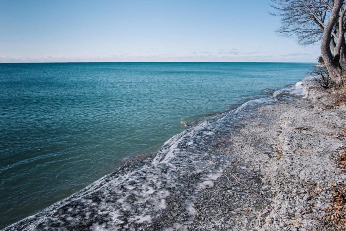 Lakeside PEC: Beautiful Waterfront & Patio