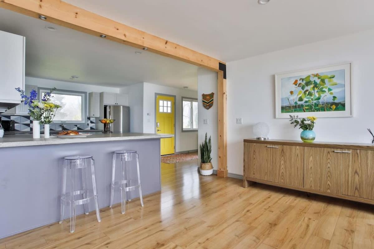 Lakeside PEC: Beautiful Waterfront & Patio
