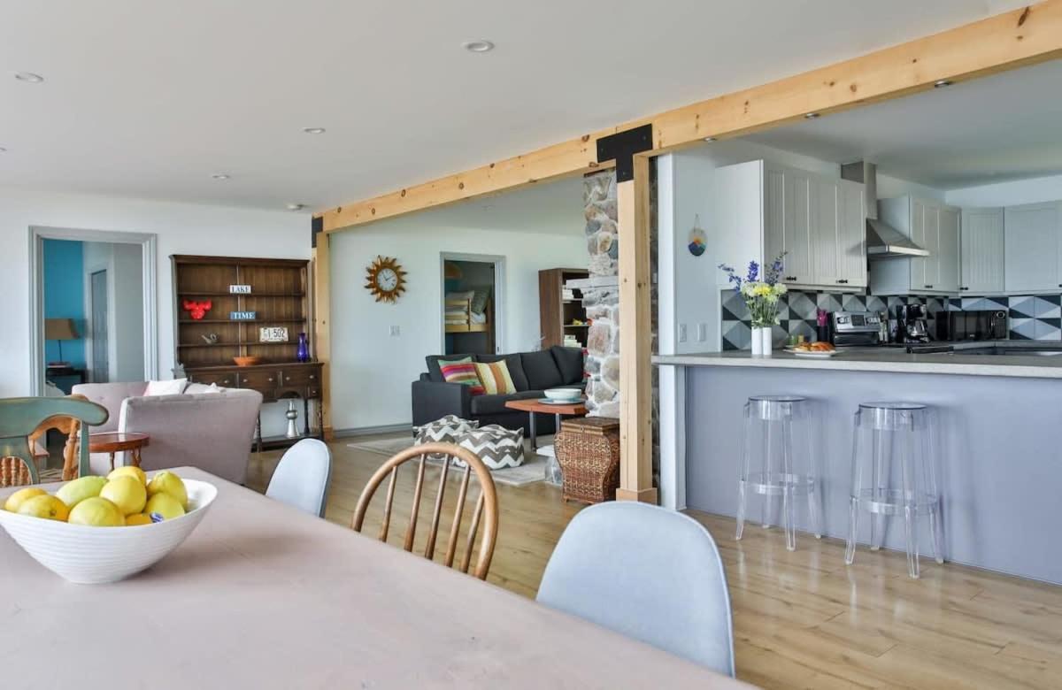 Lakeside PEC: Beautiful Waterfront & Patio