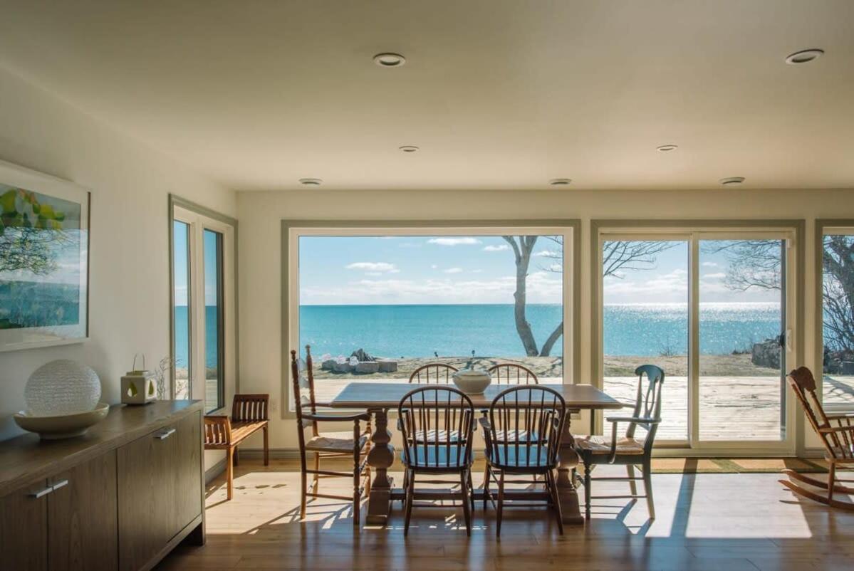 Lakeside PEC: Beautiful Waterfront & Patio