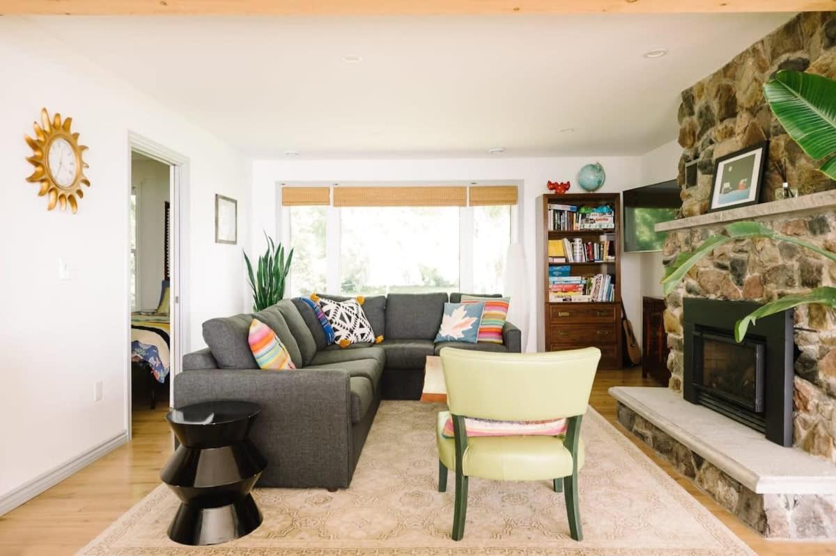 Lakeside PEC: Beautiful Waterfront & Patio