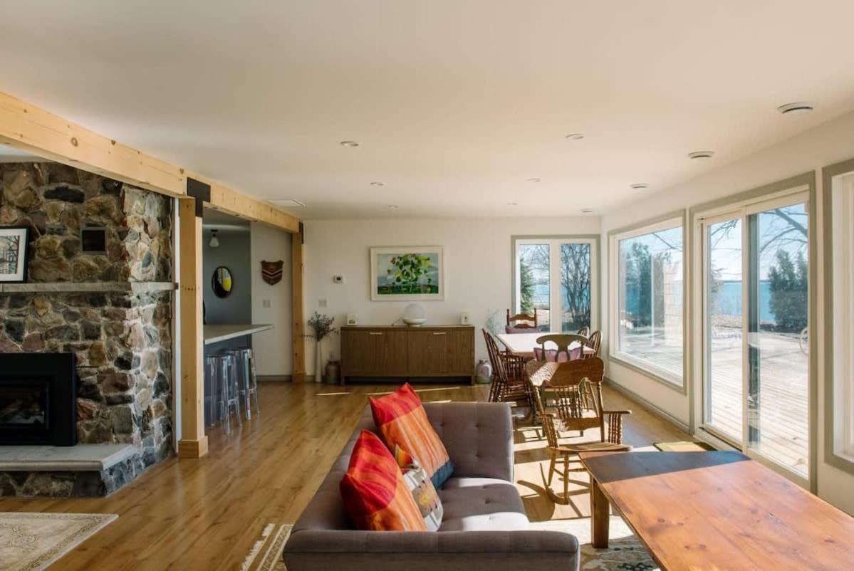 Lakeside PEC: Beautiful Waterfront & Patio