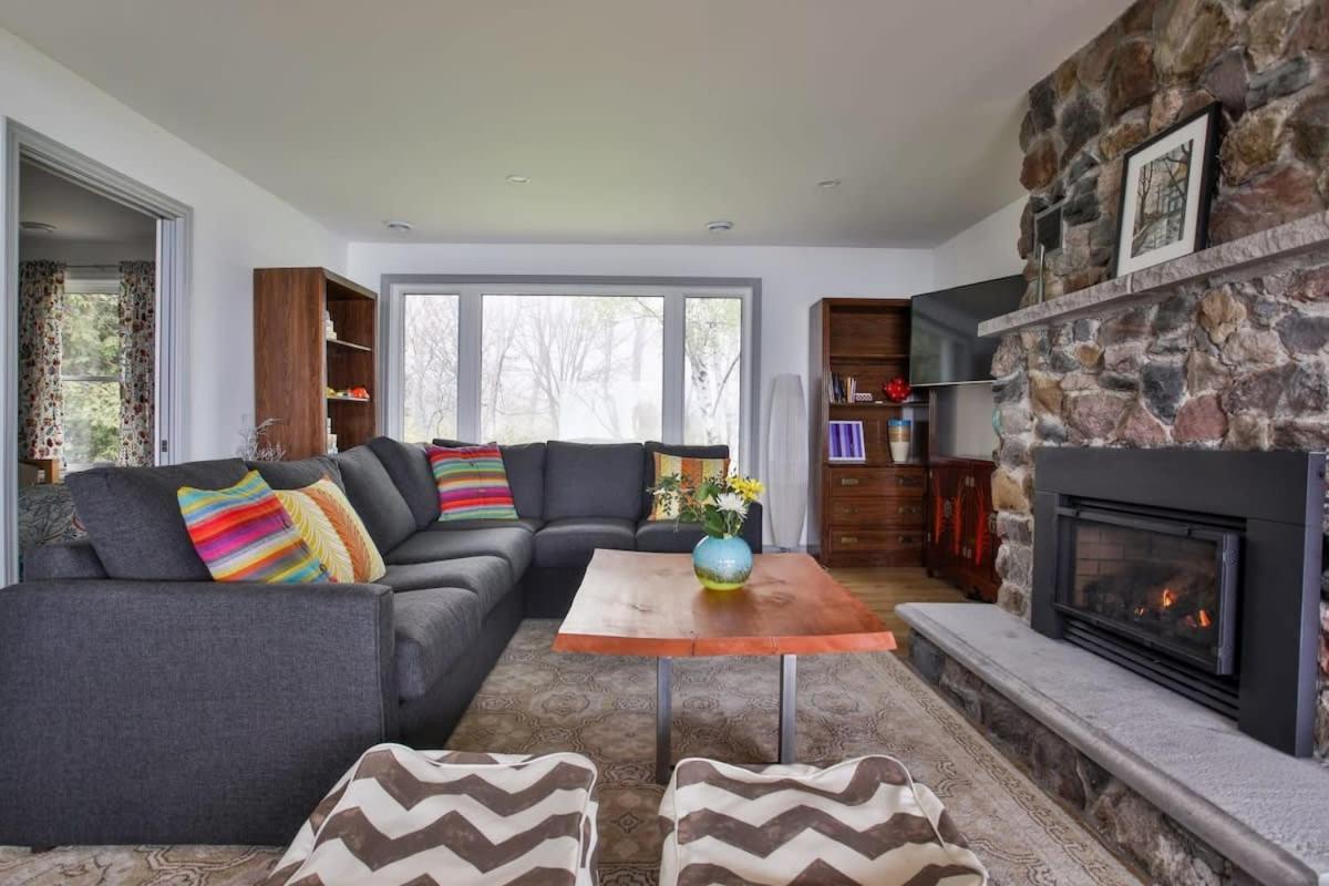 Lakeside PEC: Beautiful Waterfront & Patio