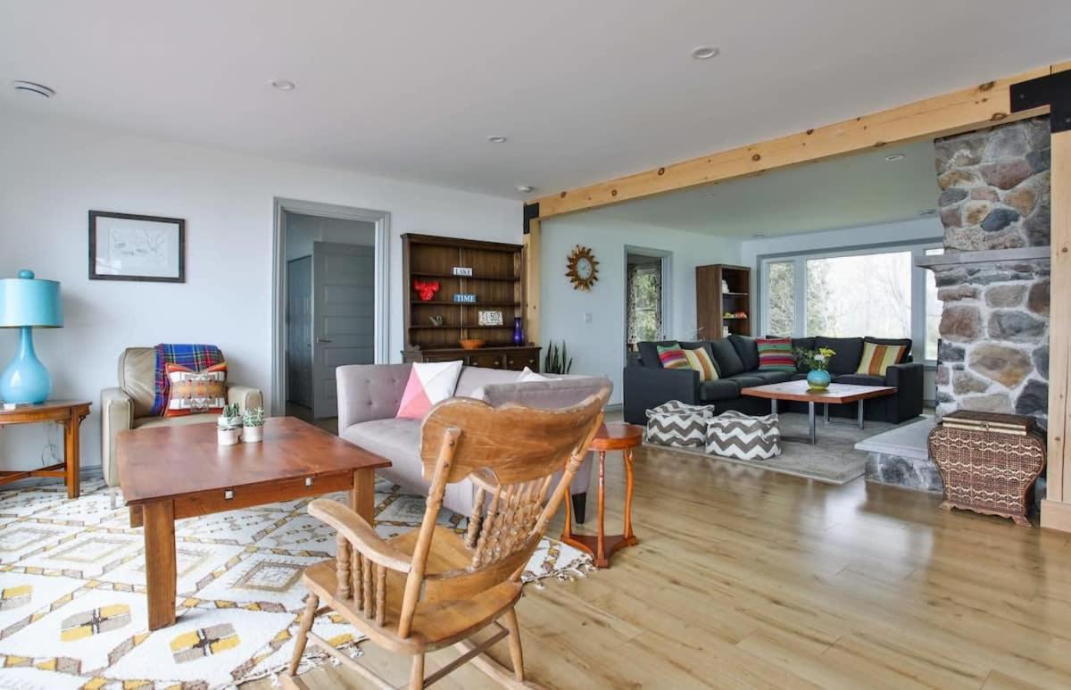 Lakeside PEC: Beautiful Waterfront & Patio