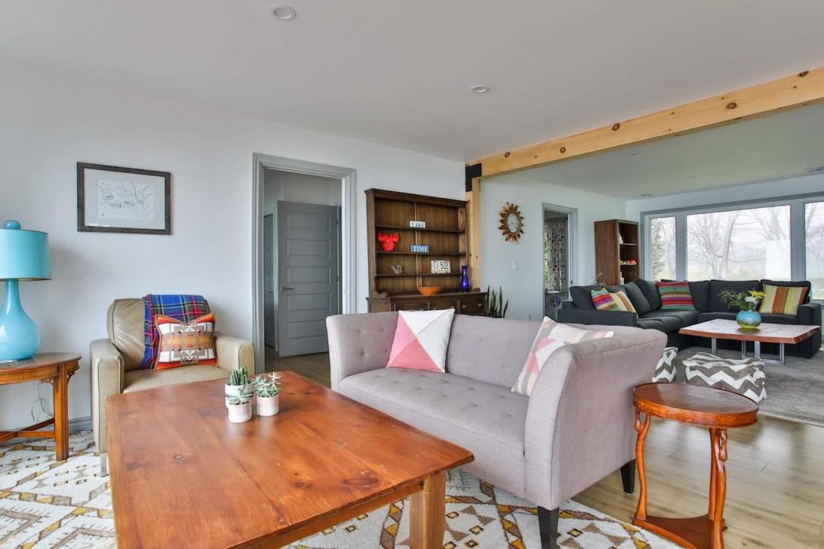 Lakeside PEC: Beautiful Waterfront & Patio