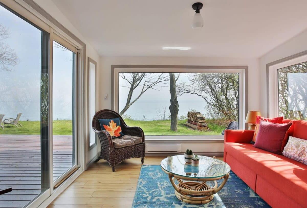 Lakeside PEC: Beautiful Waterfront & Patio