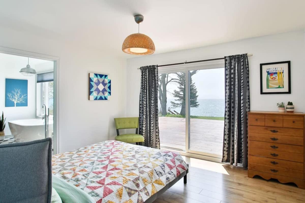 Lakeside PEC: Beautiful Waterfront & Patio