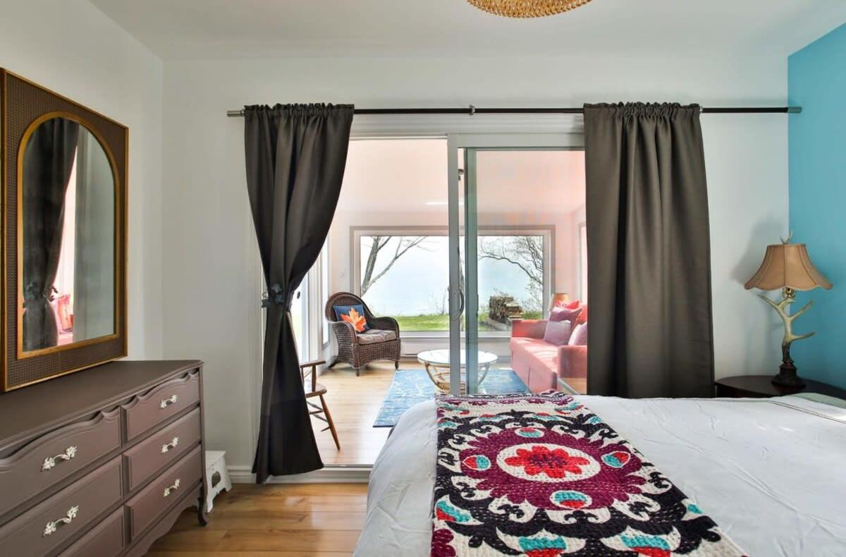 Lakeside PEC: Beautiful Waterfront & Patio