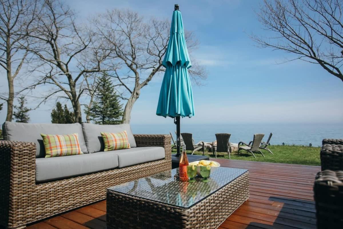 Lakeside PEC: Beautiful Waterfront & Patio