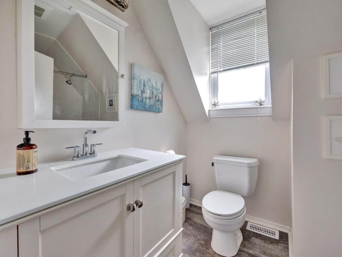 Cobalt Cottage: Picton House with Sandbanks Pass