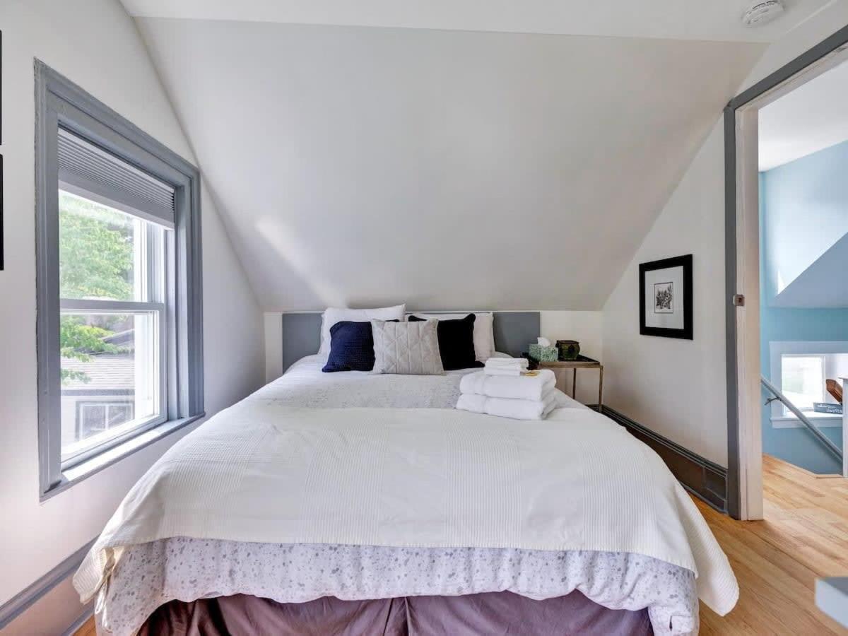 Cobalt Cottage: Picton House with Sandbanks Pass