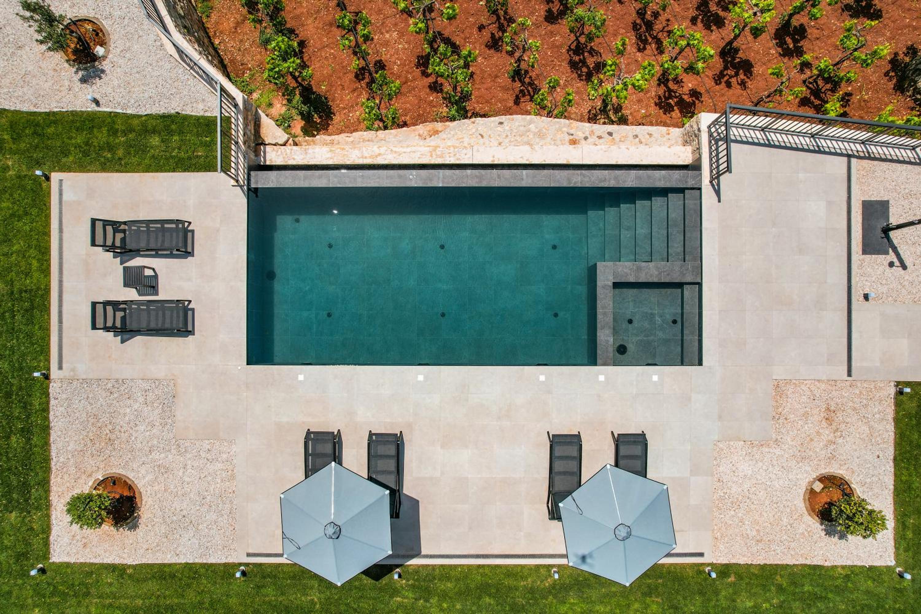 Villa Recluso-3 bd luxury country villa, huge heated pool with hydromassage, individual bbq & large yard, mountain view view 3