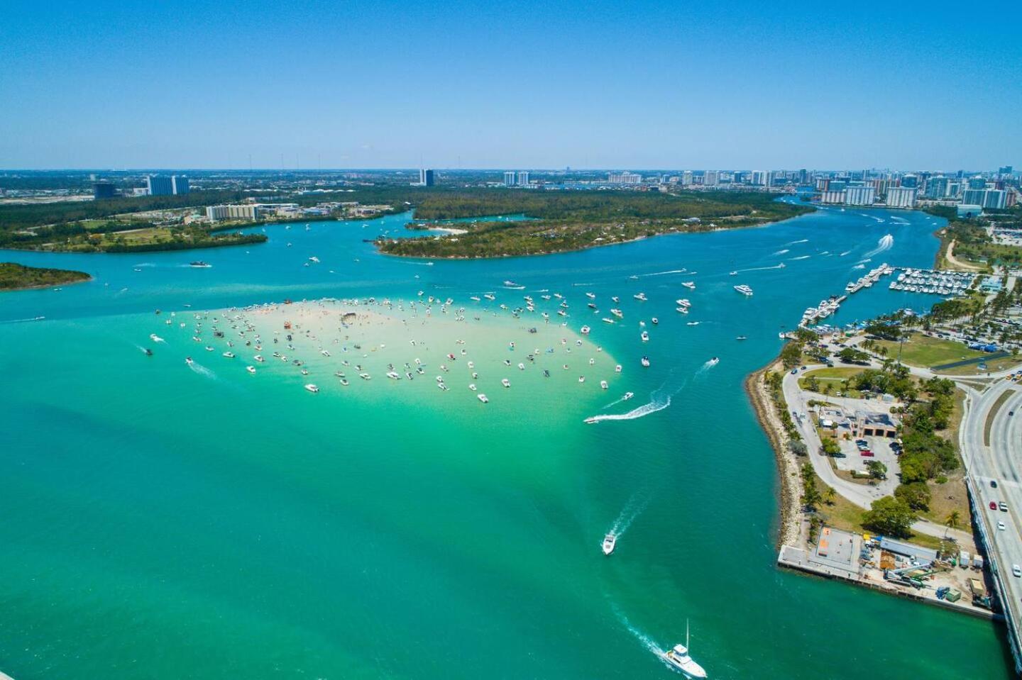 5BR HotTubPoolTableMiniGolf 7 min to Wynwood