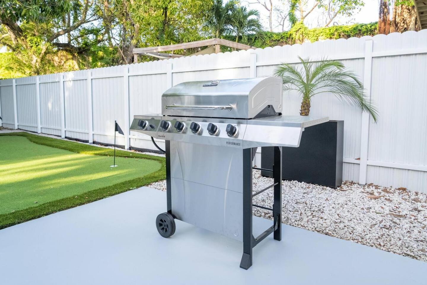 5BR HotTubPoolTableMiniGolf 7 min to Wynwood