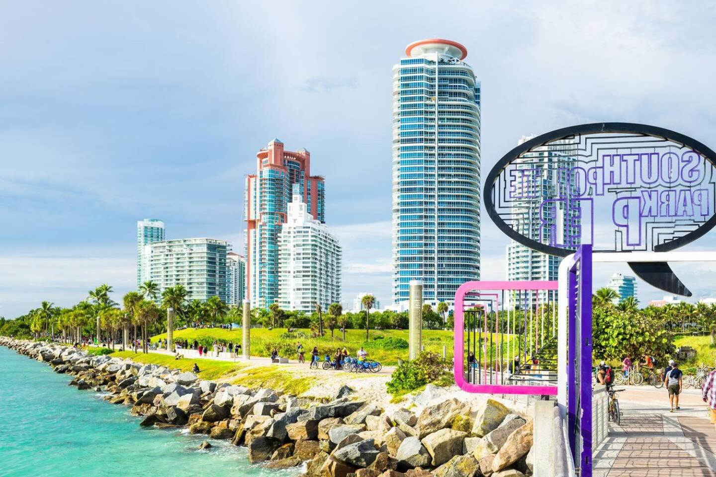 5BR HotTubPoolTableMiniGolf 7 min to Wynwood