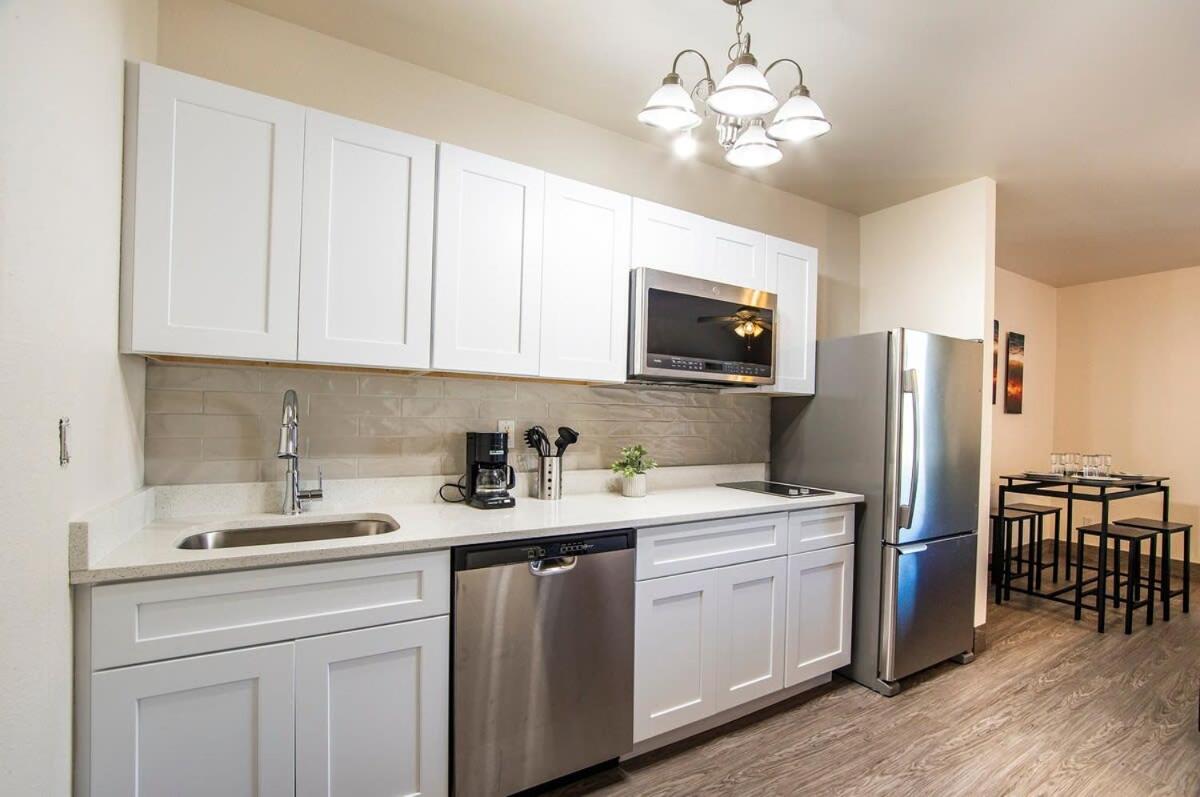 Vistas 202- Modern Sierra Vista 1bd great location view 2