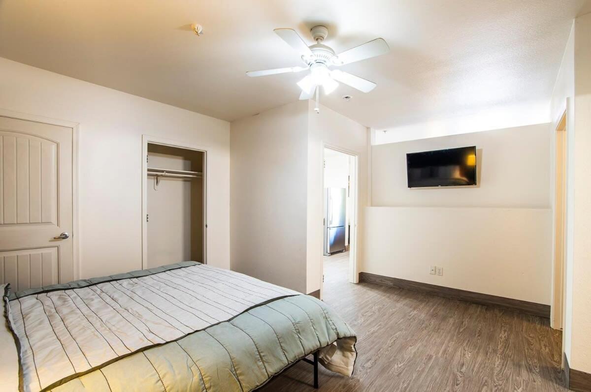 Vistas 202- Modern Sierra Vista 1bd great location view 4
