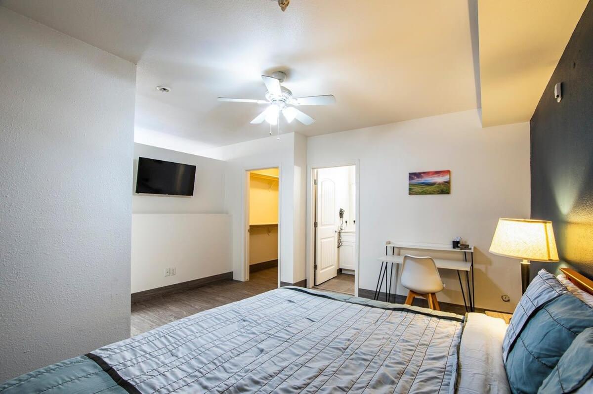Vistas 202- Modern Sierra Vista 1bd great location view 5