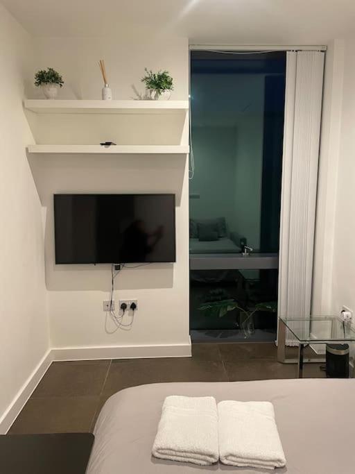 Modern apartment w/ canal view view 4