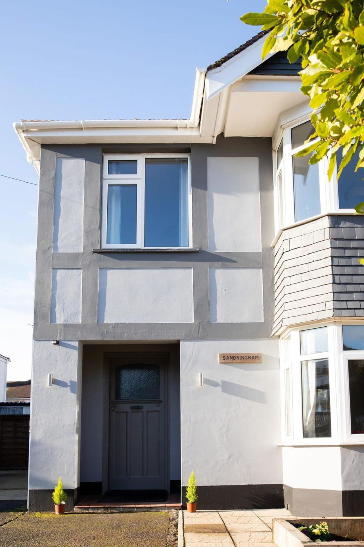 Stunning 4br House for 10 Near Beach & Town