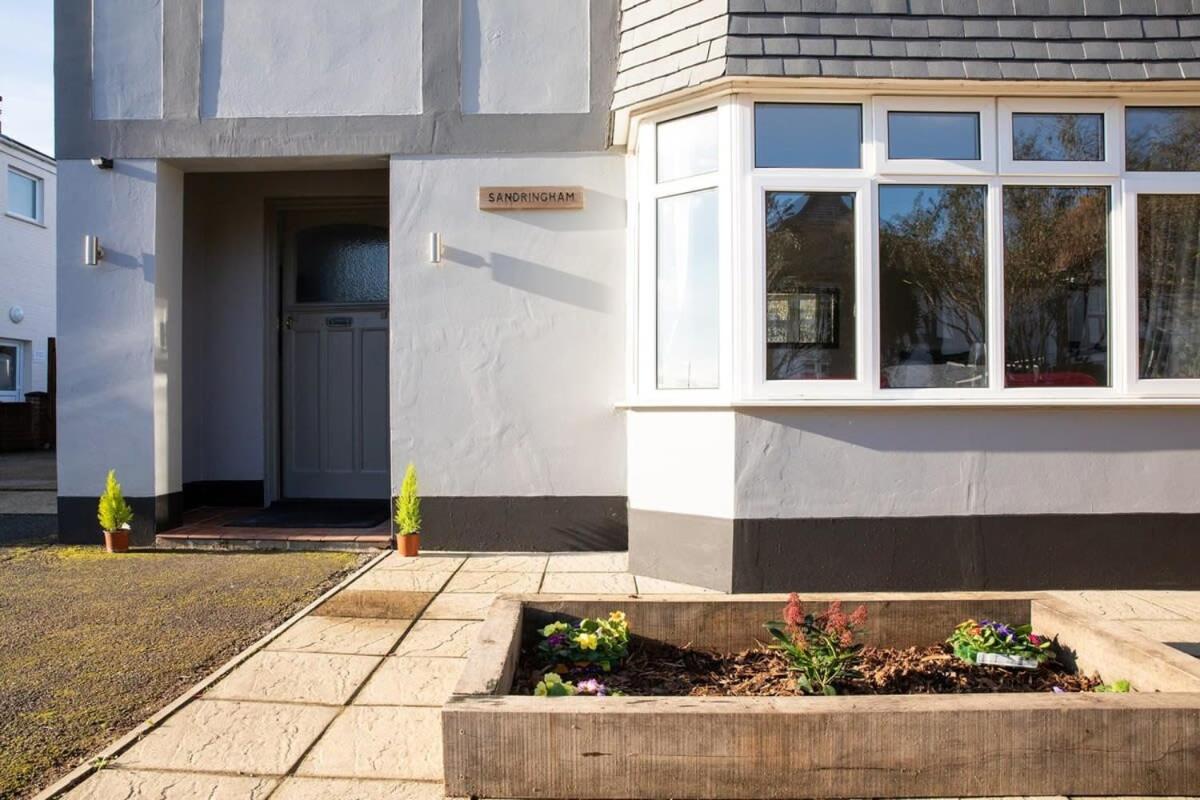 Stunning 4br House for 10 Near Beach & Town