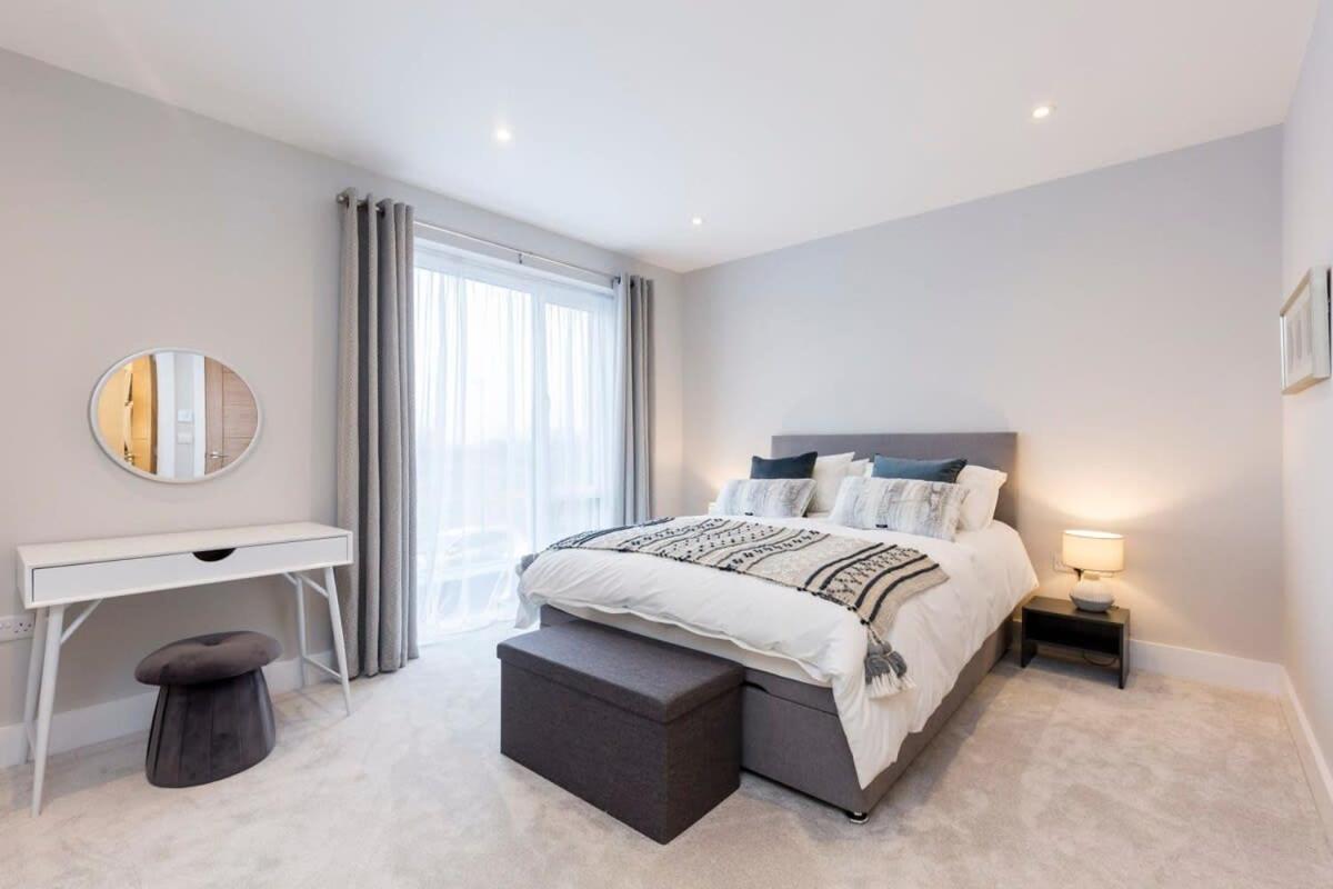 Stylish new home with parking - king beds garden view 5