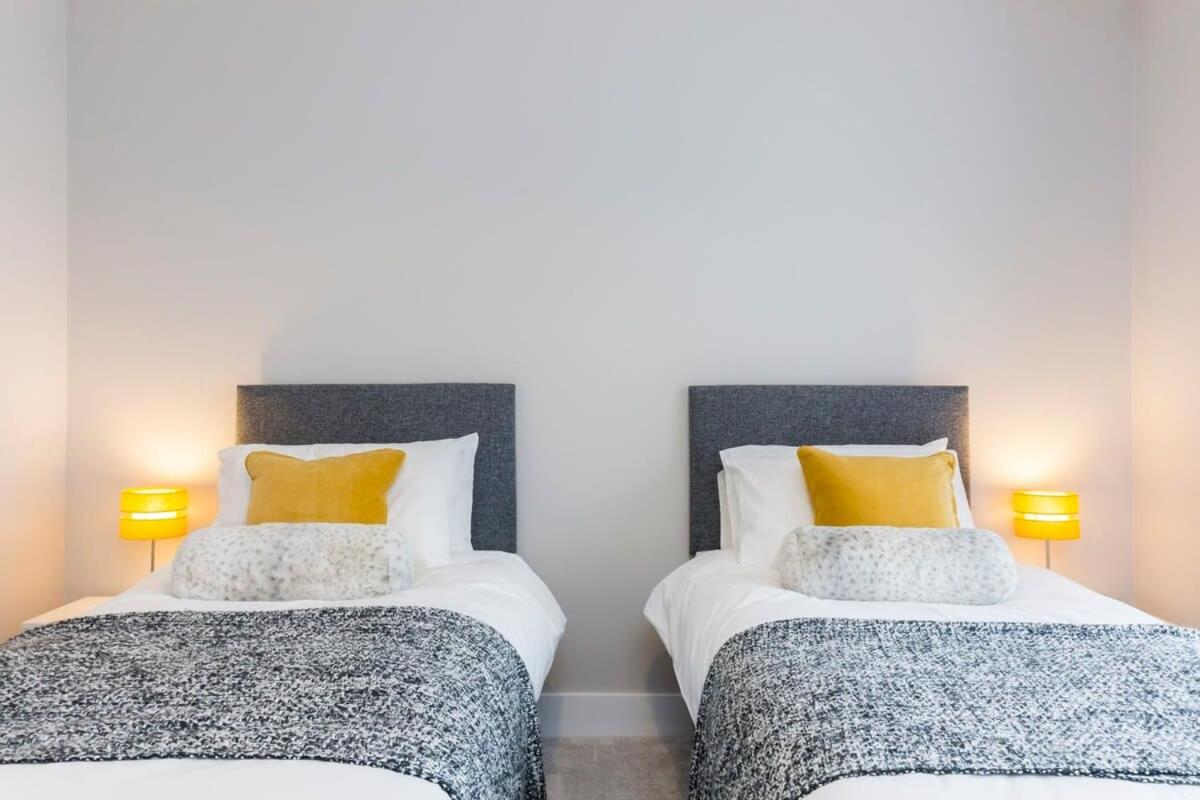 Stylish new home with parking - king beds garden view 3