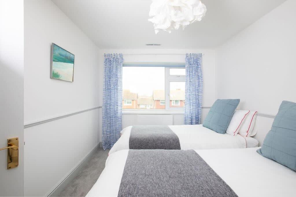 Bright & modern Sussex seafront home Great views view 3
