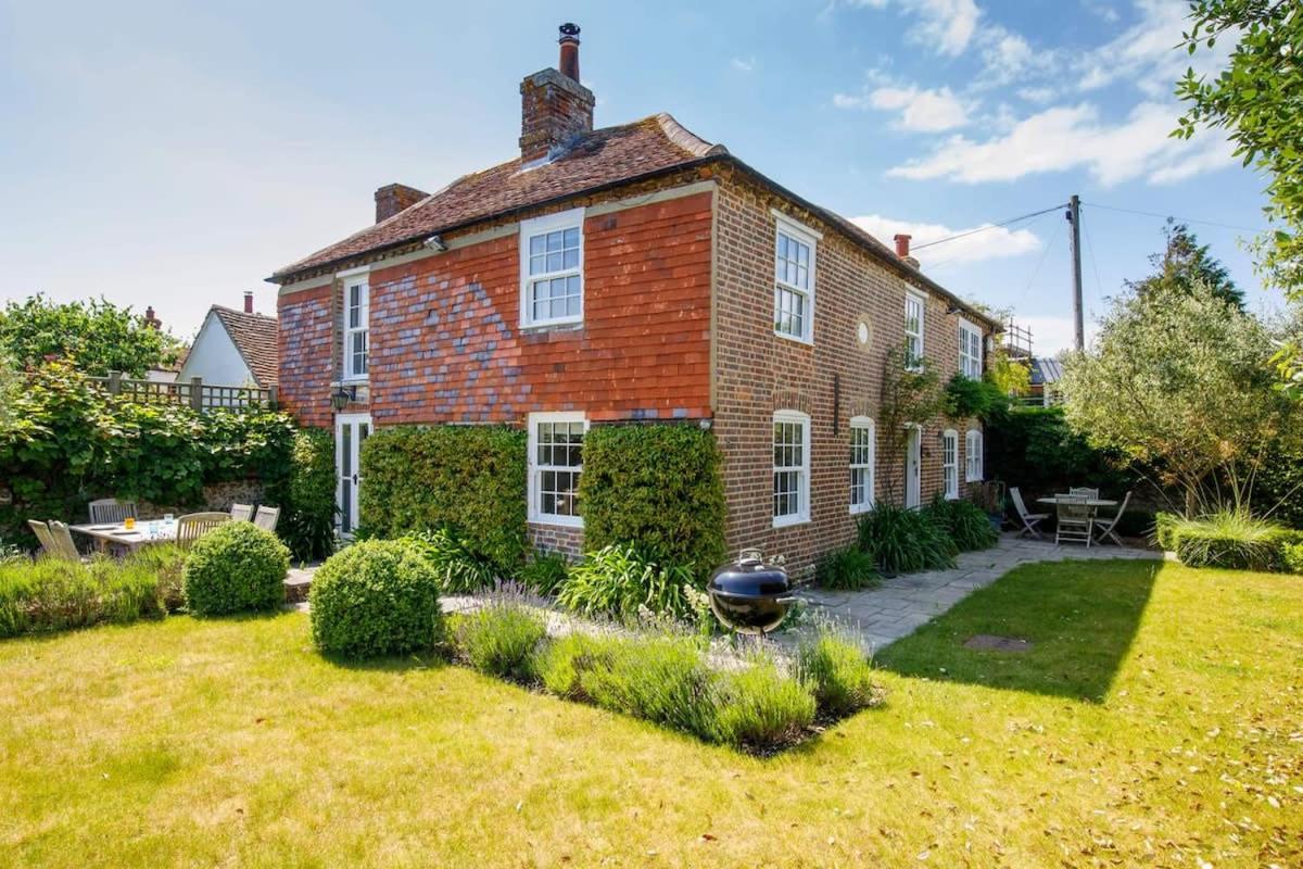 Country cottage in pretty village quay views view 3