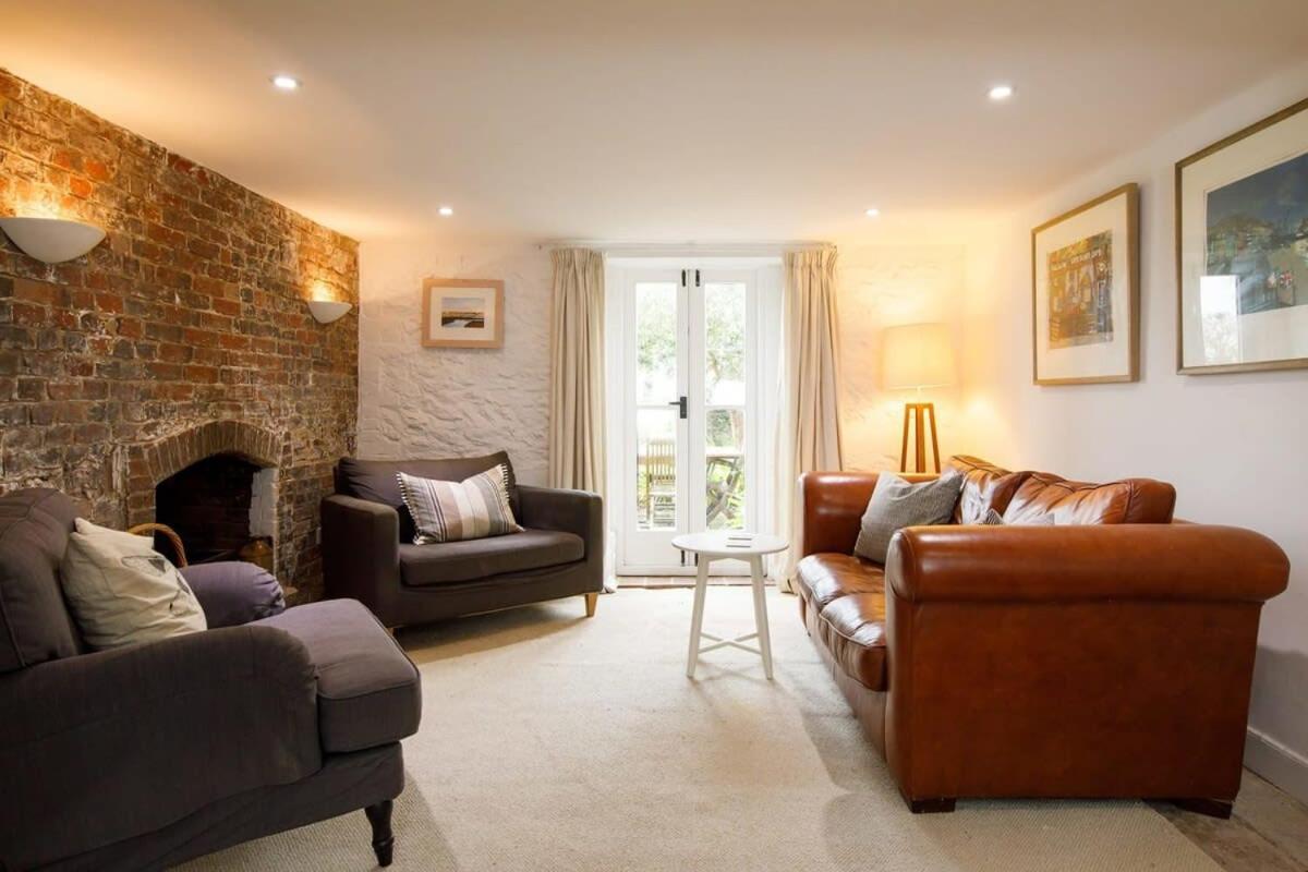 Country cottage in pretty village quay views view 4
