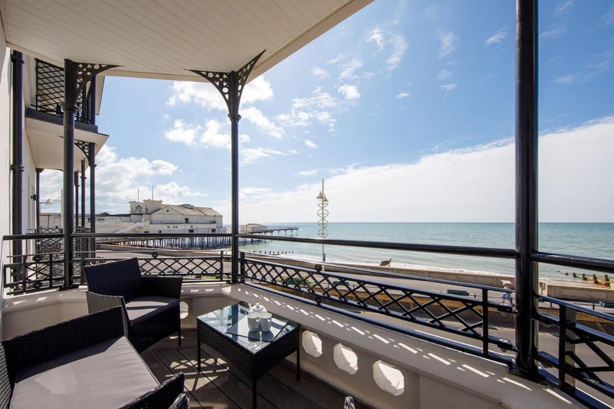 Panoramic sea views in beachfront apt w balcony view 4