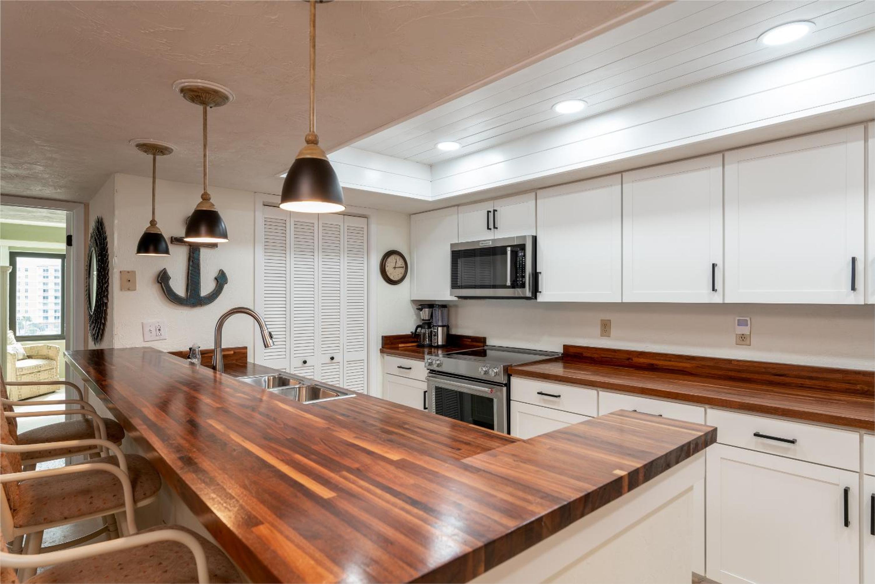 Luxury, Direct Oceanfront Unit and Balcony, Southeast Corner, Heated Pool, Garage Parking