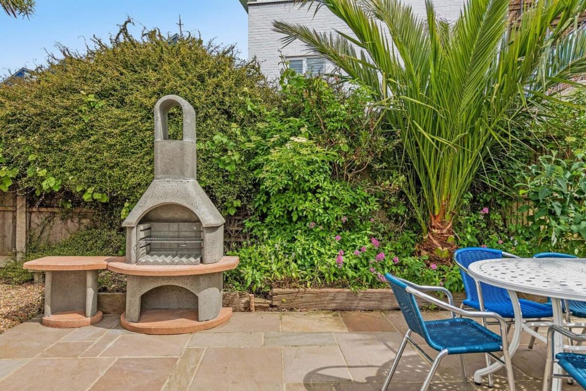 Lovely Seaside Villa & Gardens 40 Metres to Beach