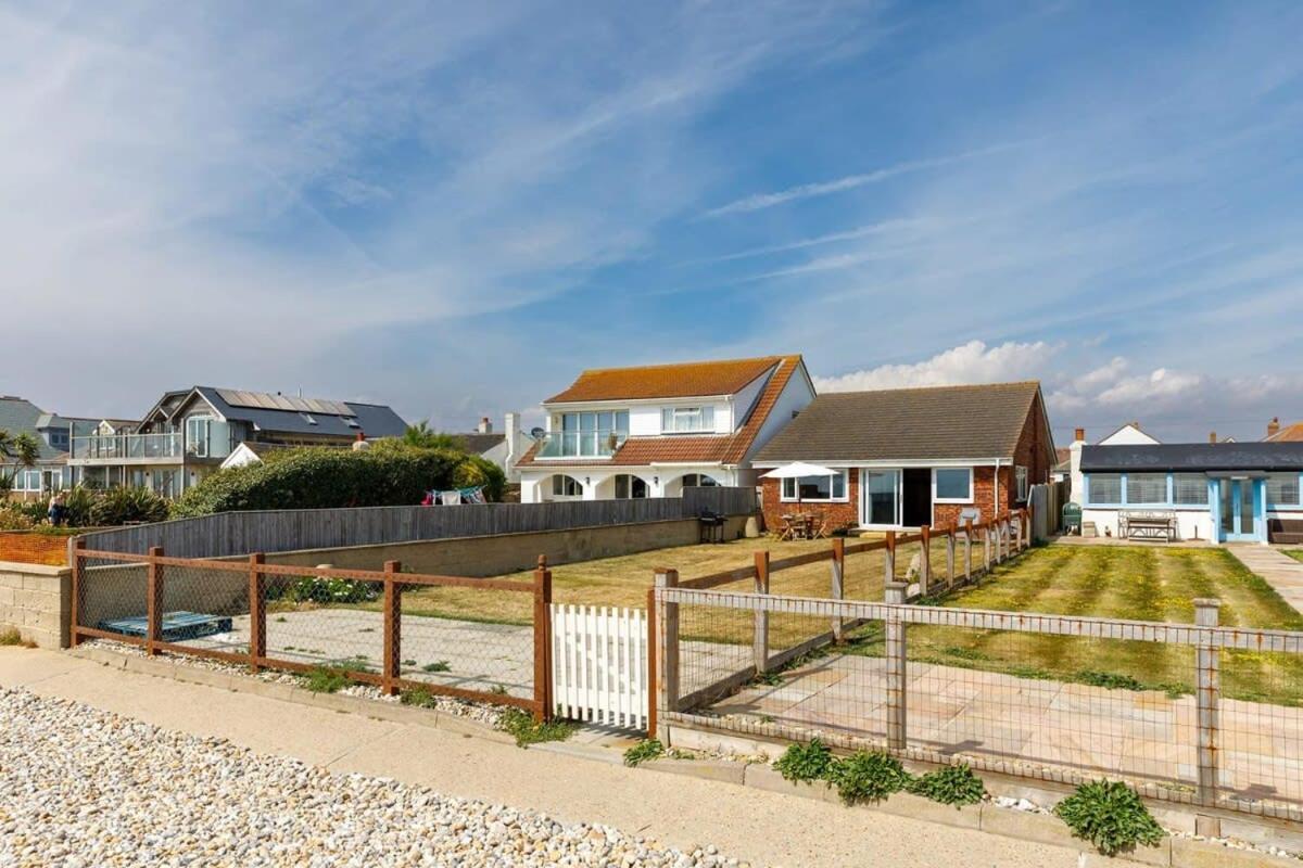 Sunny seafront chalet - sleeps 6