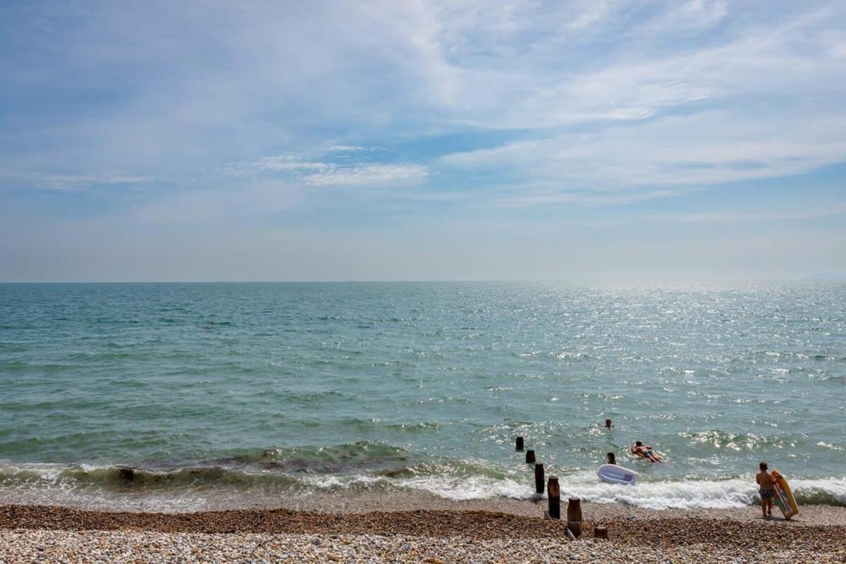 Sunny seafront chalet - sleeps 6